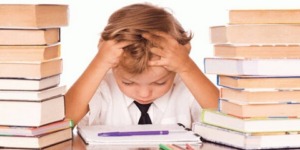 كيف تتعاملين مع كسل ابنكِ عن أداء واجباته المدرسية؟