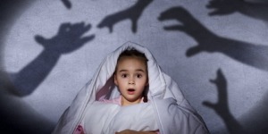 كيف تساعدين طفلك على التخلص من الخوف من الظلام؟