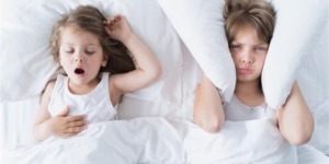 علماء يحذرون.. التدخين السلبي يسبّب شخير الأطفال