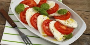 سلطة الطماطم والموزاريلا