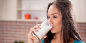 كأس من الحليب يومياً يجنبك آلام هشاشة العظام