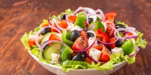 السلطة اليونانية بالجبن الأبيض أو جبن الفتا