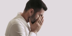 آفة تسقطك من عين الله عز وجل