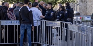 الاحتلال الصهيوني ينصب سواتر حديدية قرب باب الأسباط..