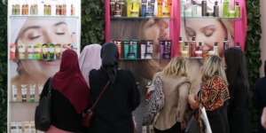 مواقع التواصل تزيد من نسبة الإقبال على الخدمات التجميلية