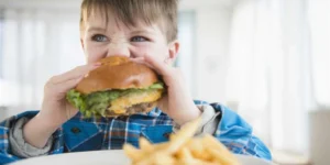 أطعمة تضعف مناعة طفلك