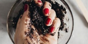 مقشر القهوة وزيت جوز الهند قبل الاستحمام