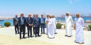 وزير النقل يزور ميناء صلالة بسلطنة عمان