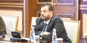 أنور بوشويط يشارك في صياغة قرار برلماني بشأن تعزيز حل الدولتين