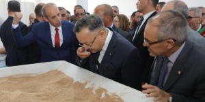 بداري يدشن ببسكرة أول وحدة لإنتاج علف المواشي المستخلص بقدرة إنتاج 200 قنطار