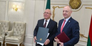 الجزائر وبيلاروسيا يبحثان فرص الشراكة في مجال منشآت التخزين الزراعي