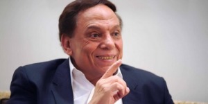عادل إمام يتمتع بصحة جيدة