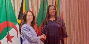 منصوري تلتقي بنائب وزيرة العلاقات الدولية في جنوب إفريقيا لتعزيز العلاقات الثنائية