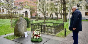 عطاف يضع بستوكهولم إكليلا من الزهور على قبر صديق الثورة الجزائرية الفقيد أولوف بالمه