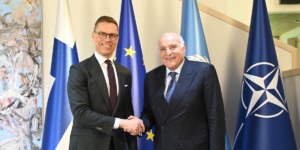 عطاف يحظى باستقبال رسمي من قبل رئيس جمهورية فنلندا