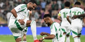 محرز يتألق مجددا ويقود الأهلي إلى المربع الأخير