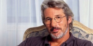 بقصيدة لمحمود درويش ريتشارد جير يُناشد العالم: أوقفوا إطلاق النار في غزة