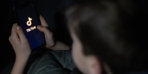 “تحدي الكلمات النابية”.. لحصد المشاهدات والإعجابات