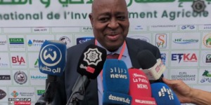 سفير زيمبابوي بالجزائر يدعو إلى إنشاء شراكات بين البلدين