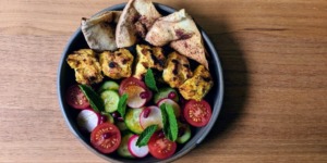 سلطة الخضر المشوية بقطع الديك الرومي المدخن