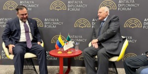 عطاف يجري محادثات رفيعة المستوى مع وزراء خارجية خمس دول على هامش “منتدى أنطاليا الدبلوماسي”