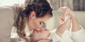 غريزة الأمومة.. كيف تختلف من امرأة لأخرى؟