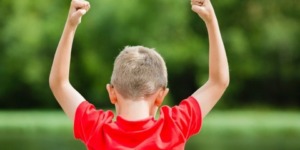 خطوات تجعل طفلك واثقا وقادرا على مواجهة المجتمع