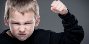 التعامل مع الطفل العدواني.. خطوات لتصلين به إلى برّ الأمان