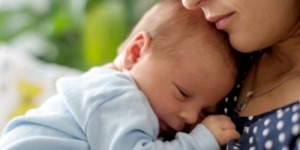هل فعلا تُؤثر الحالة المزاجية للأم المرضع على رضيعها؟