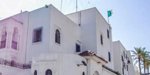 القنصلية الجزائرية بطرابلس تدعو رعاياها إلى التزام منازلهم وتوخي الحذر
