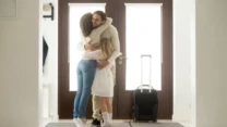 كيف تكون العلاقة بعد عودة الزوج من السفر؟