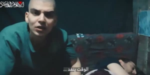 القسام تنشر فيديو لأسيرين صهيونيين ..اسألوا سارة نتنياهو عن عددهم.’’.