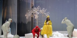 مسرحية “ثلجون.. رجل الثلج الأحمر”.. متعة بصرية وإبداع فني