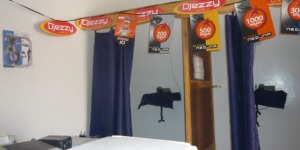 محلات “الطاكسيفون”.. هل ما زال المواطن يقصدها؟