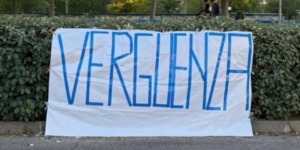 جماهير ريال مدريد تستقبل الفريق بلافتة “العار”