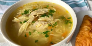 شوربة الشعرية بالدجاج والبصل