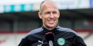 آريين روبن يدخل عالم التدريب