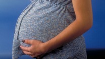 لماذا بطن بعض الحوامل لا تتضخم؟