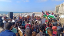 وقفة شعبية قرب ميناء غزة تضامنًا مع سفينة مادلين