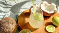 ماء جوز الهند بالليمون.. فوائد عديدة لصحة الجسم