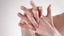 خبراء يربطون بين فرقعة الأصابع والتهاب المفاصل