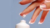 خلطة الفازلين لجمال اليدين وتقوية الأظافر