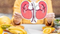 فواكه صيفية تزيد من خطر الإصابة بحصوات الكلى