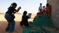 معرض “من خلال عيوننا” يوثق حياة أطفال مخيمات اللاجئين الصحراويين