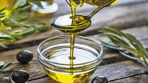 تناول زيت الزيتون بانتظام يحمي الصحة ويُحسنها