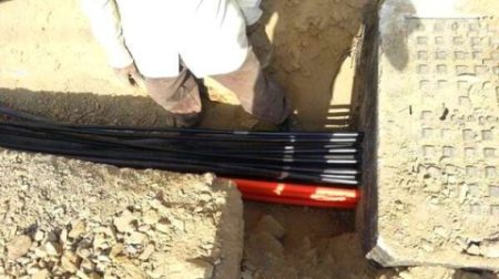 السلطات أعادت صور الحفر بعد تهيئة الطريق… مشروع الألياف البصرية يخرب طريق السويدانية مجددا