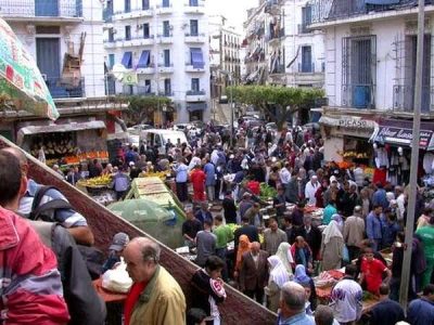 جددوا إصرارهم على البقاء في السوق إلى غاية إيجاد بديل لهم… تجار باب الوادي يرفضون تحويلهم إلى المركز التجاري المغلق