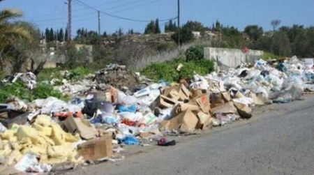 فيما يتخوف السكان من حدوث أمراض خطيرة… النفايات والأوساخ تحاصر حي “النوادرة” بالأربعطاش