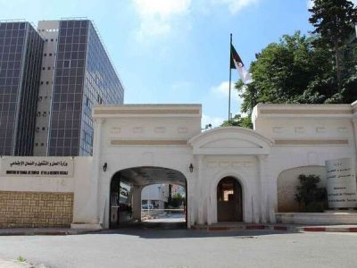 وصفتها بالمبنية على حساب الحريات النقابية والمصلحة الضيقة… كنفدرالية القوى المنتجة تستنكر التصرفات غير القانونية لوزارة العمل