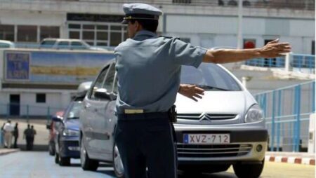 وصفهم بالمافيا وقطّاع الطرق… بلمداح يندد بطلب أعوان جمارك مستغانم الرشوة من الجالية